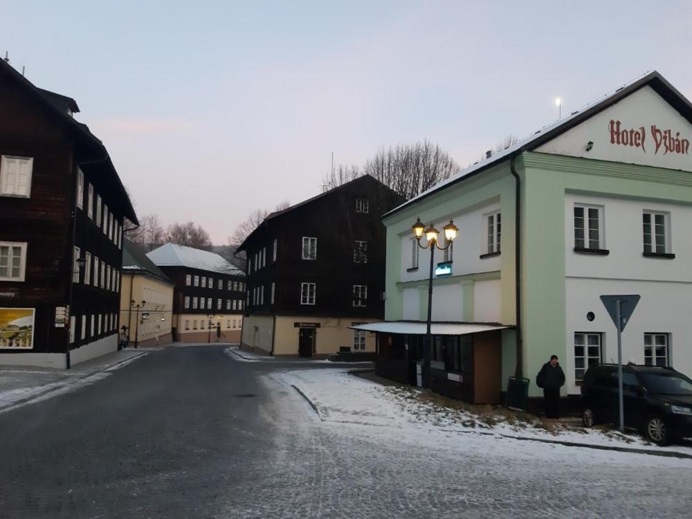 Hotel Dzban Jindrichov Экстерьер фото
